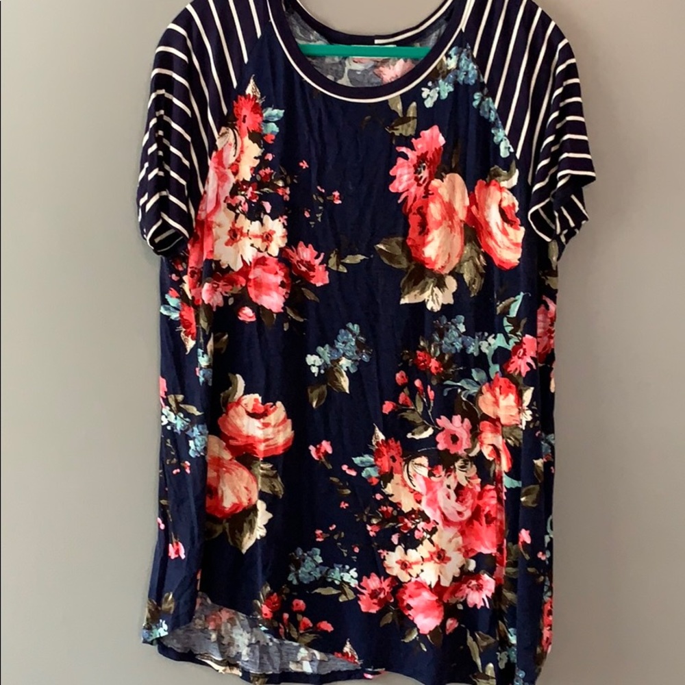 Navy base with floral pattern short sleeve tunic